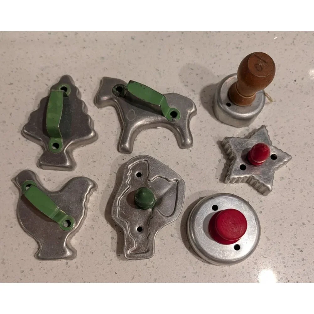 Vintage Aluminum Cookie Cutter Set of 7 with wooden Handles - Picture 3 of 13